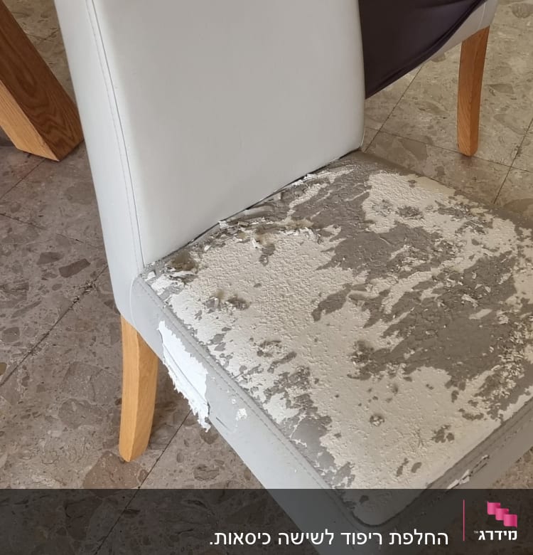 ריפוד כיסא מתקלף עם רגלי עץ